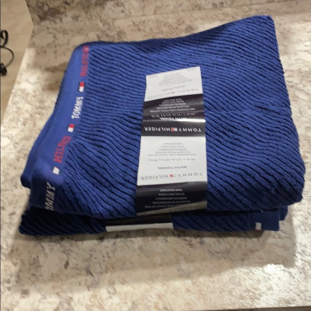 Tommy Hilfiger bath towels nwot..set of 2